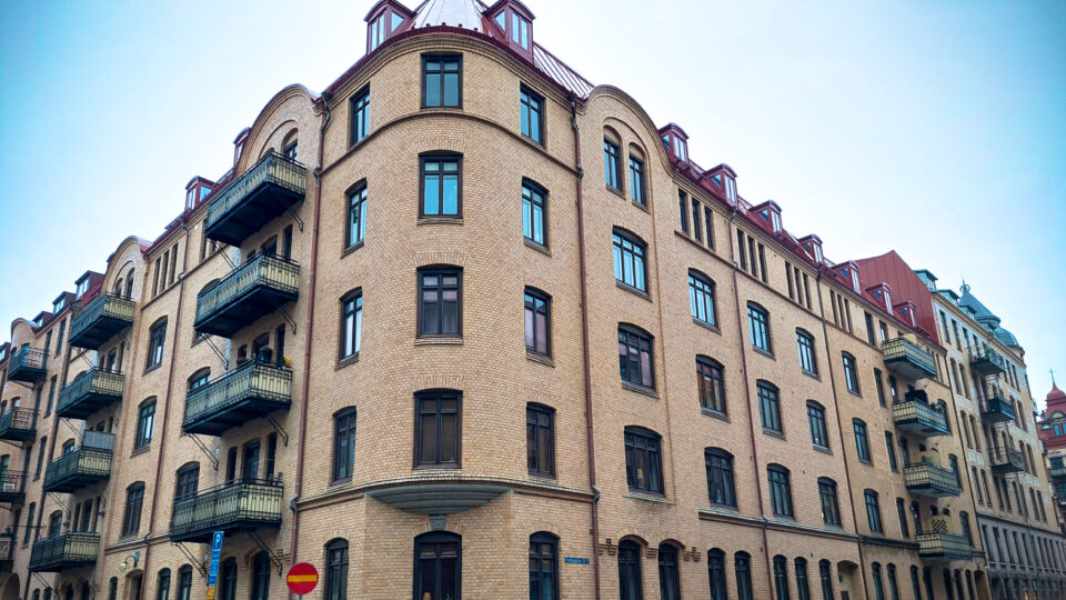 Bild på en gul tegelbyggnad.